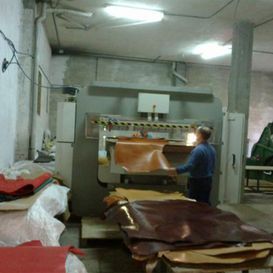 Un hombre está trabajando en una máquina en una fábrica.