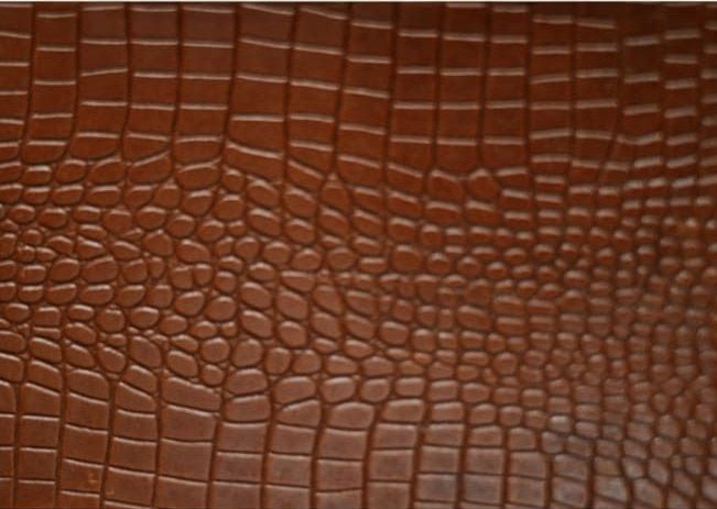 Primer plano del patrón de cuero marrón con textura de cocodrilo.