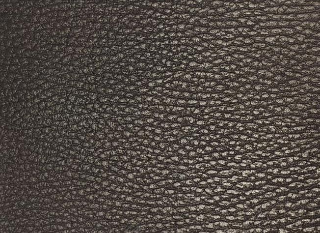 Primer plano de la textura del cuero granulado de color marrón oscuro.