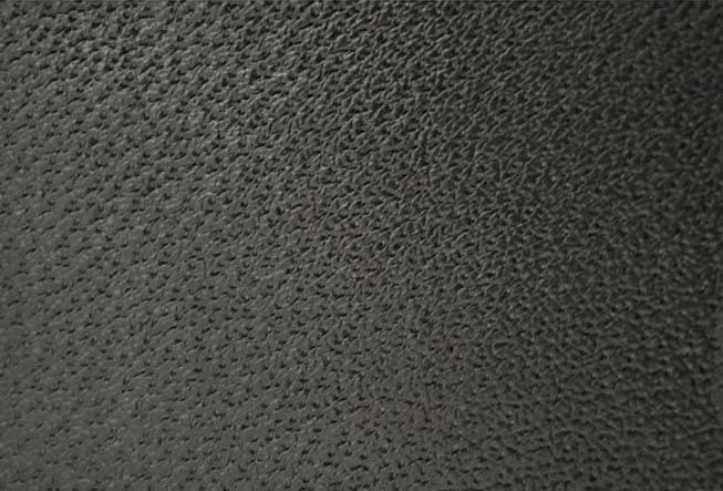 Primer plano de una superficie de tela texturizada de color gris oscuro.
