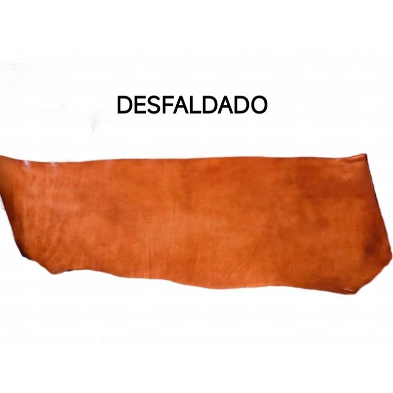 Muestra texturizada de color negro con la etiqueta “GRABADO CERDO” encima de la imagen.