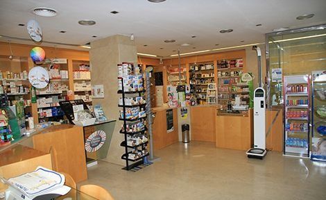 El interior de una farmacia con globos colgando del techo.