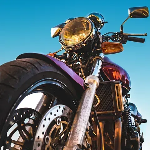 Un primer plano de una motocicleta con un cielo azul de fondo.