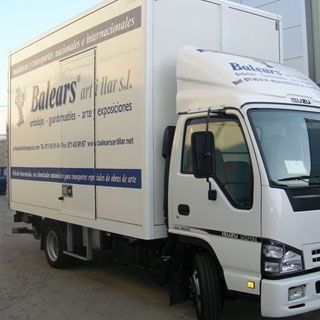 Un camión blanco de Balears está estacionado en un estacionamiento.