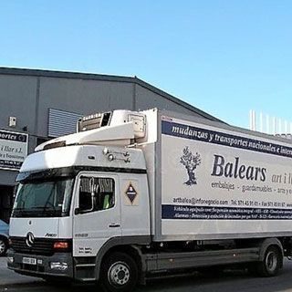 Un camión de Balears está estacionado frente a un edificio.