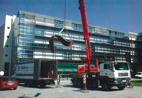 Un camión blanco con la palabra desbarbadas en él