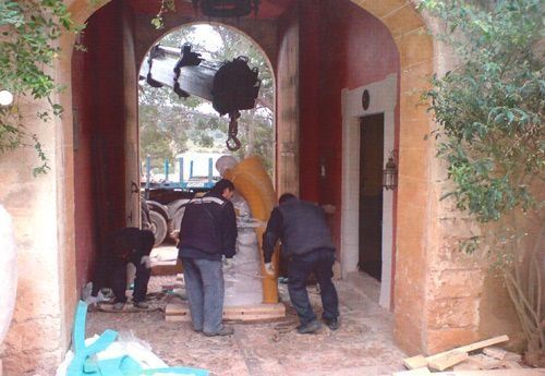 Un grupo de hombres está trabajando en una gran escultura.