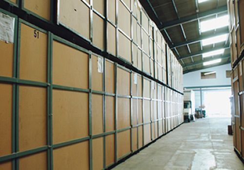 Un gran almacén lleno de muchas cajas de cartón.