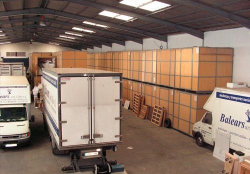 Los camiones de Balears están estacionados en un gran almacén