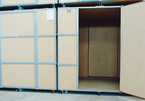 Una fila de cajas de cartón con la puerta abierta en un almacén.