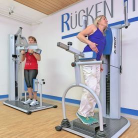 Trainingsgeräte der Therapie Emery im Parkhotel