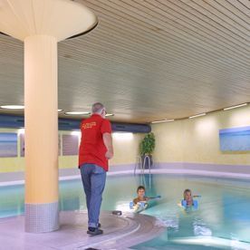 Aquagymnastik im Pool der Therapie Emery im Parkhotel