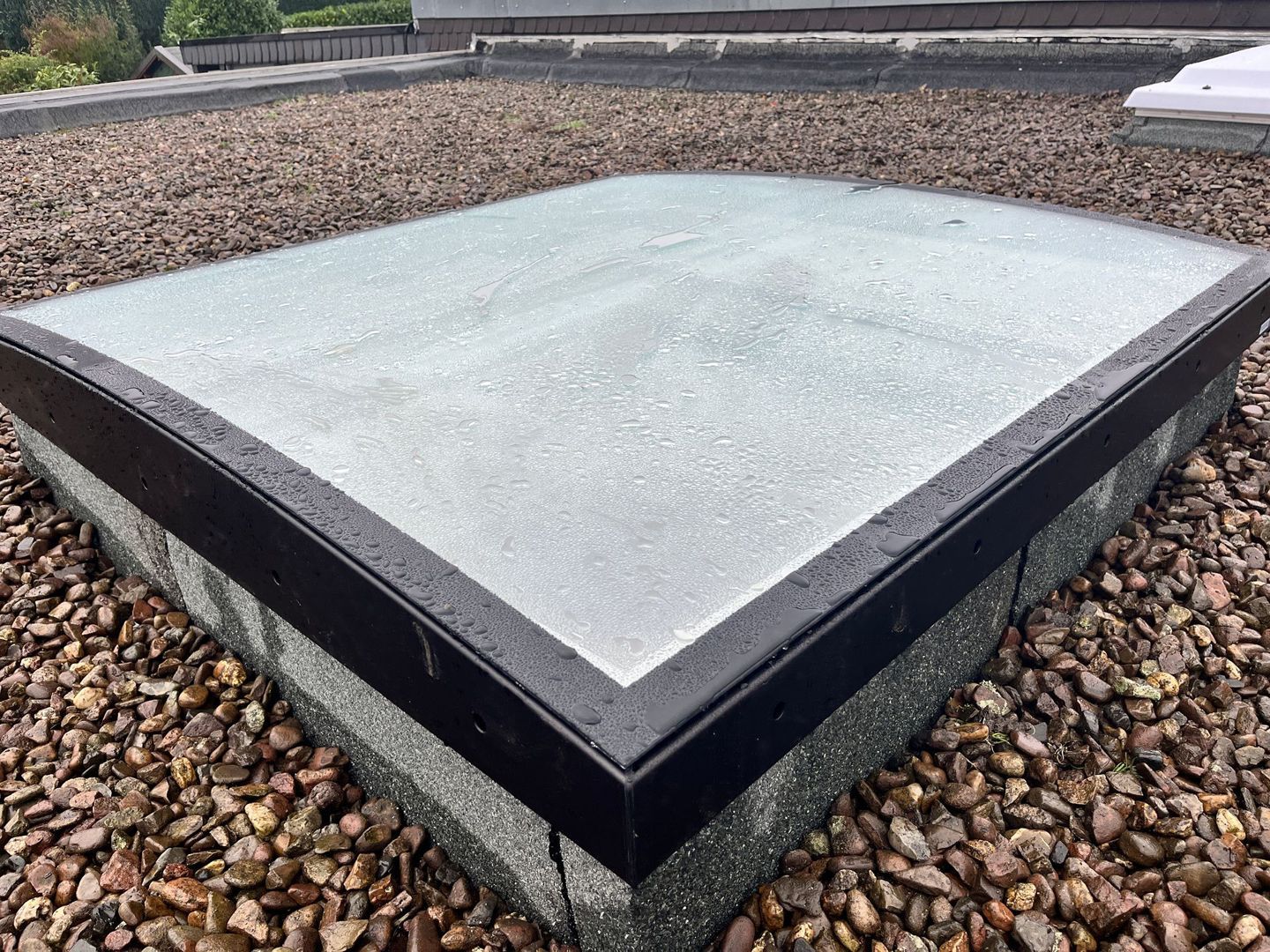 Ein Haus mit einem Swimmingpool davor