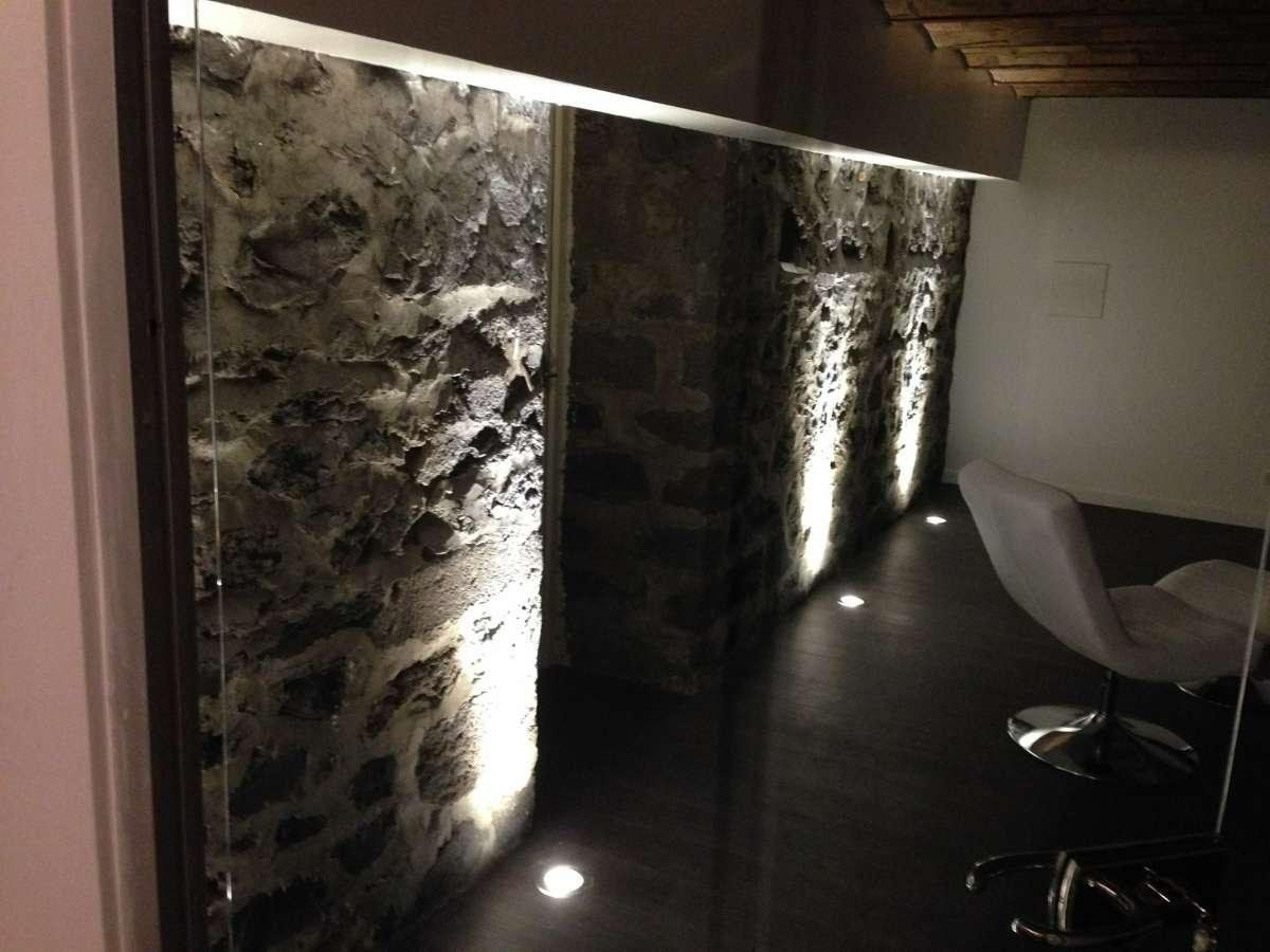 Spot éclairant un mur en pierres apparentes