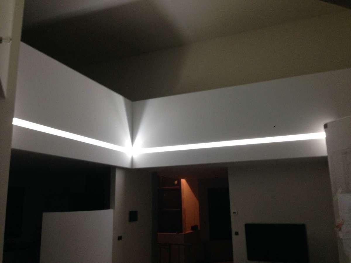 Bande éclairante sur un mur