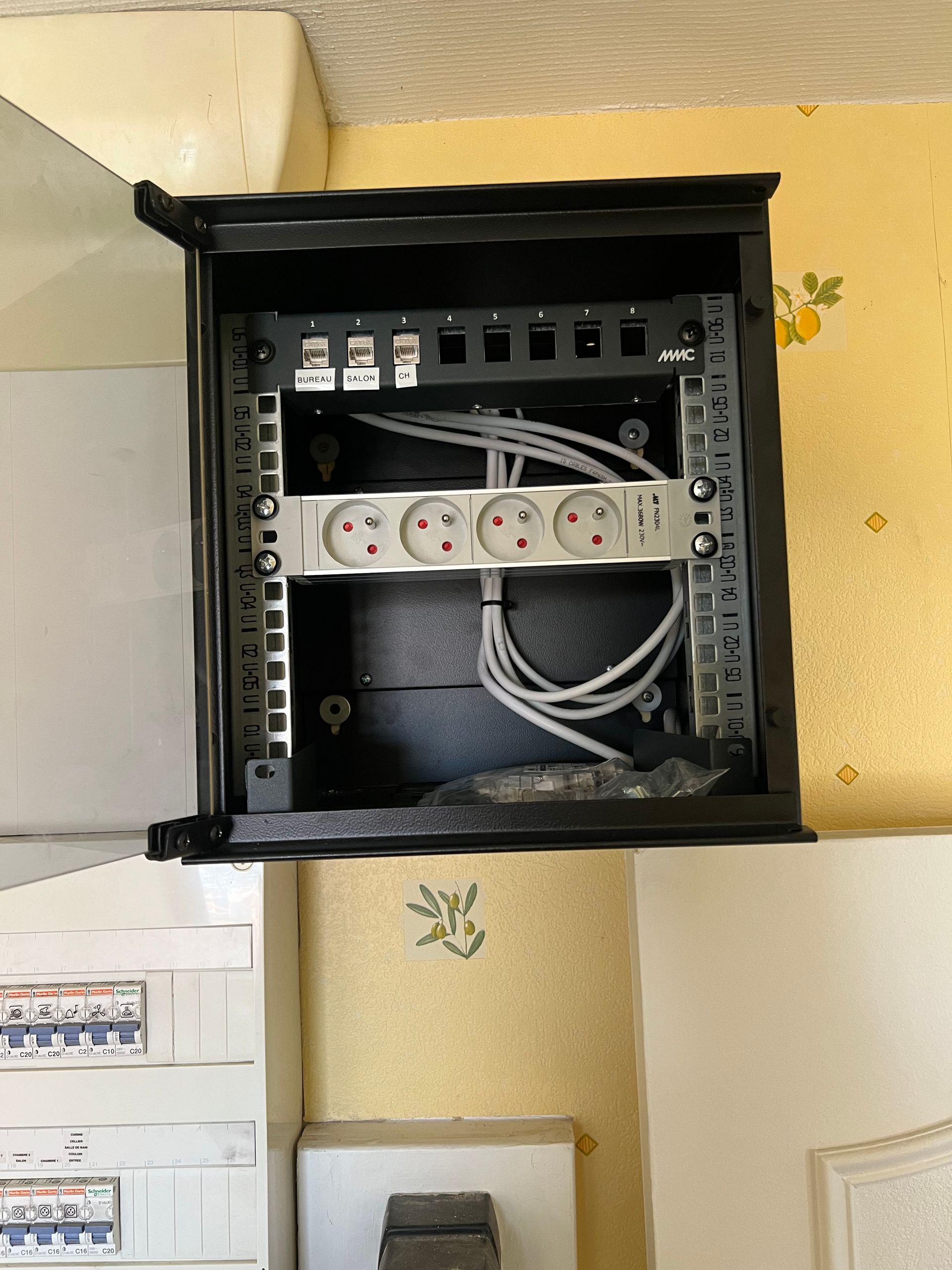 Tableau électrique avec une multiprise