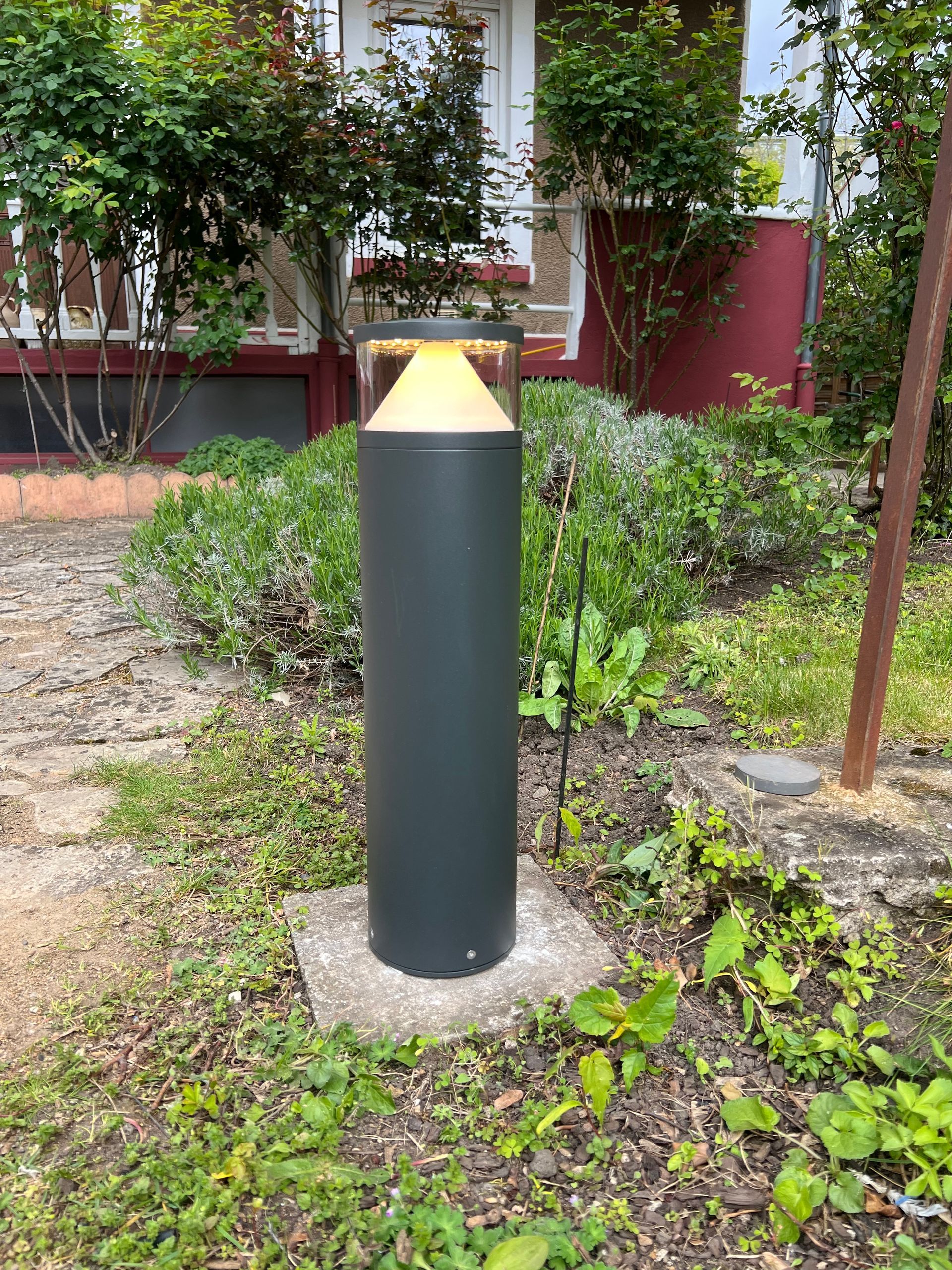 Luminaire extérieur allumé devant un immeuble