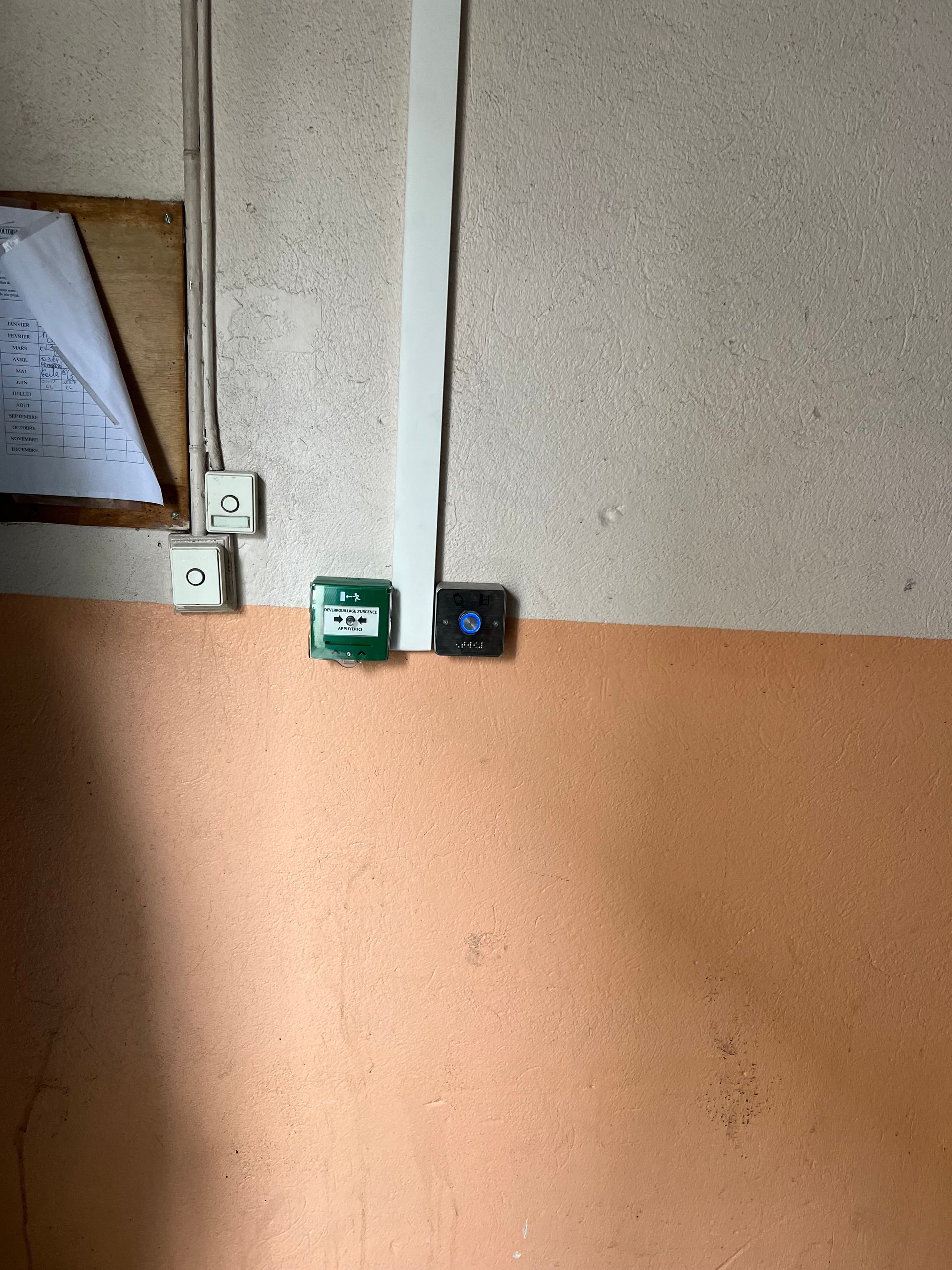 Bouton noir pour ouverture de porte