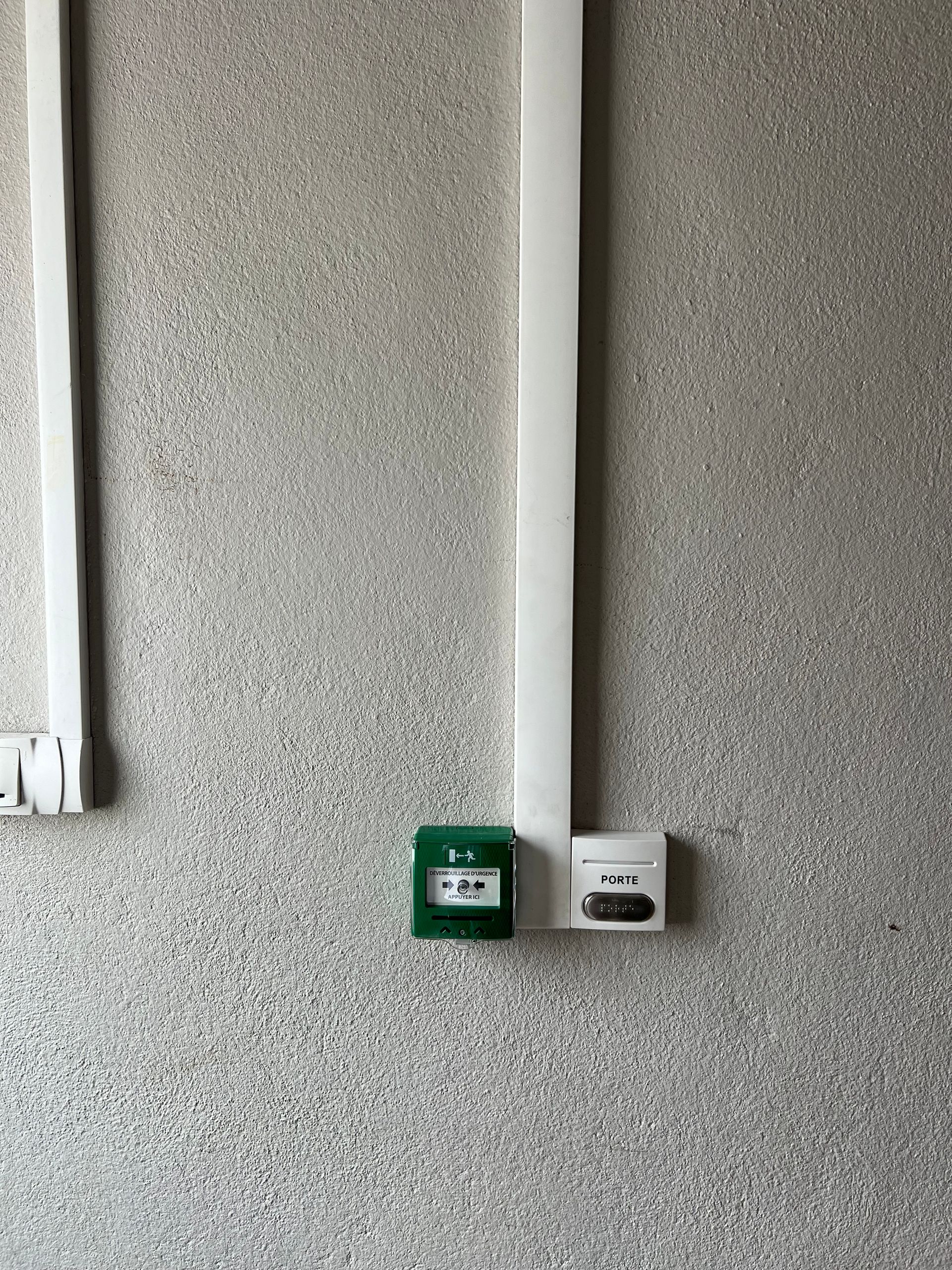 Bouton d'ouverture de porte