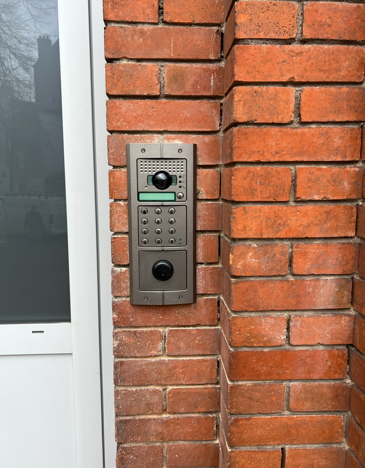 Visiophone à côté d'une porte