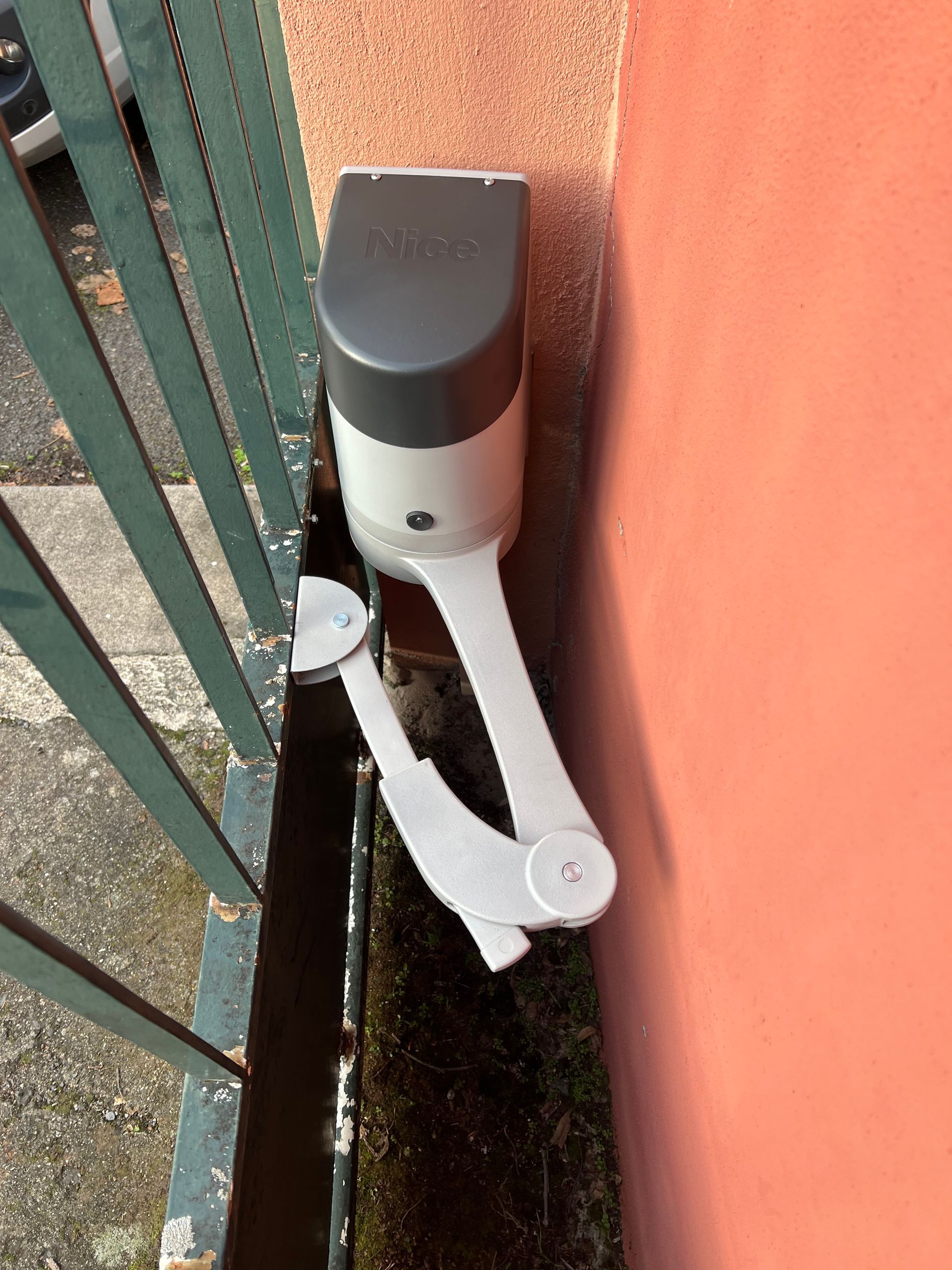 Bras électriques d'un portail motorisé