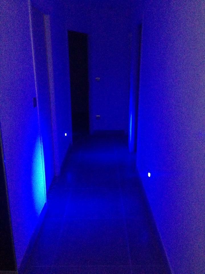 Lumière bleue dans un couloir