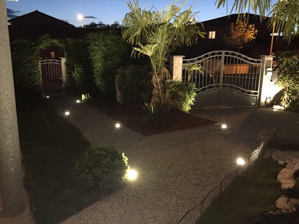 Spots extérieurs dans une allée