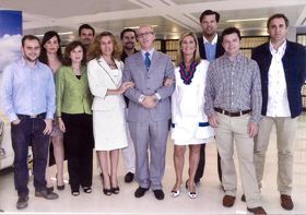 Un grupo de personas posan juntas para una foto.