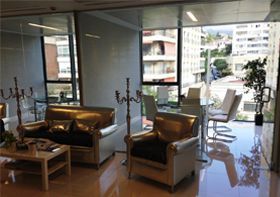 Una sala de estar con un sofá y sillas y una mesa.