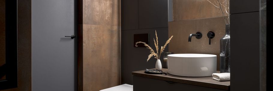 Lavabo moderne avec vasque blanche, meuble en bois et fleurs séchées décoratives sous une lumière chaleureuse