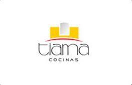 Logotipo para Tiama Cocinas, con texto y un elemento arquitectónico amarillo y blanco.