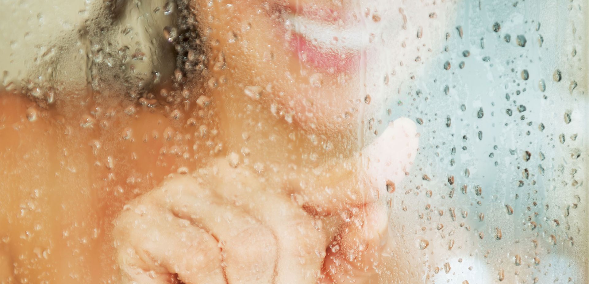 Frau genießt Whirlpool