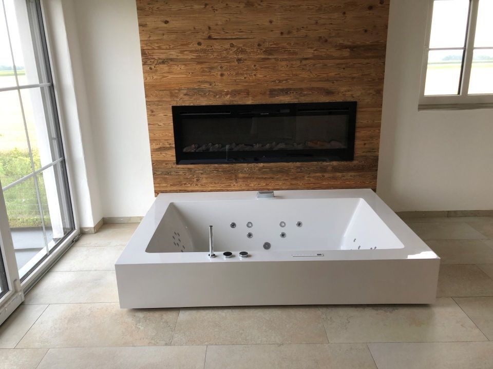hochwertige Badewanne mit Massagedüsen