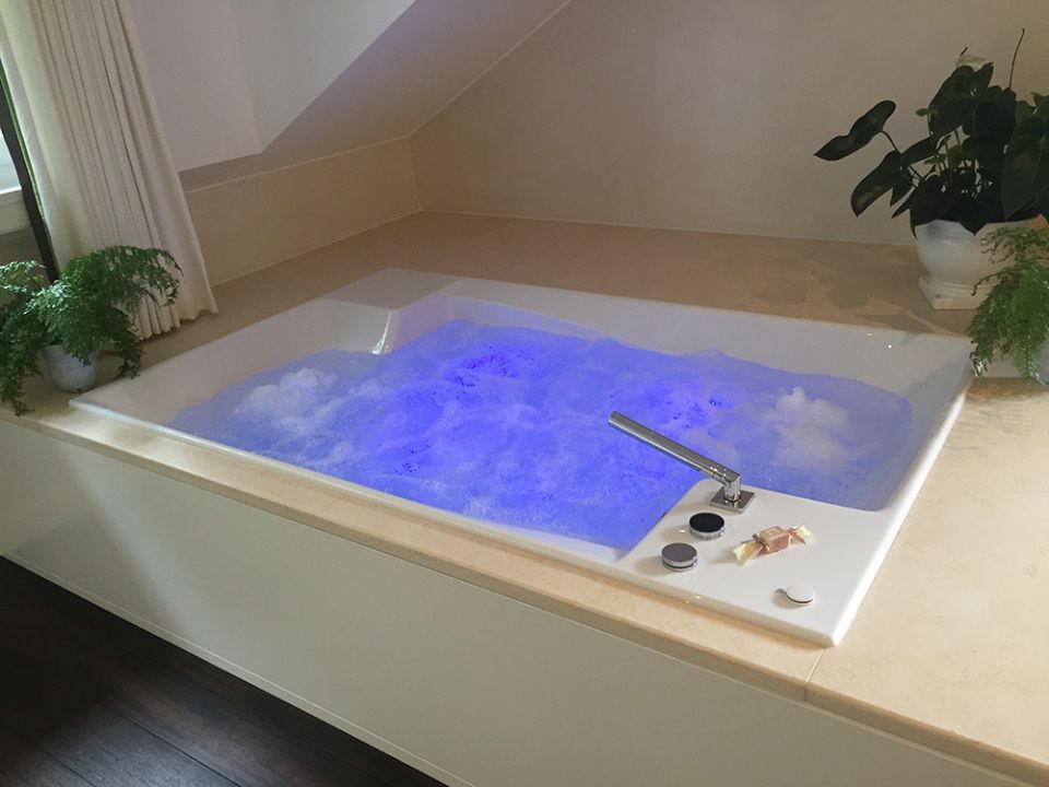 Badewanne mit Licht- und Massagefunktion