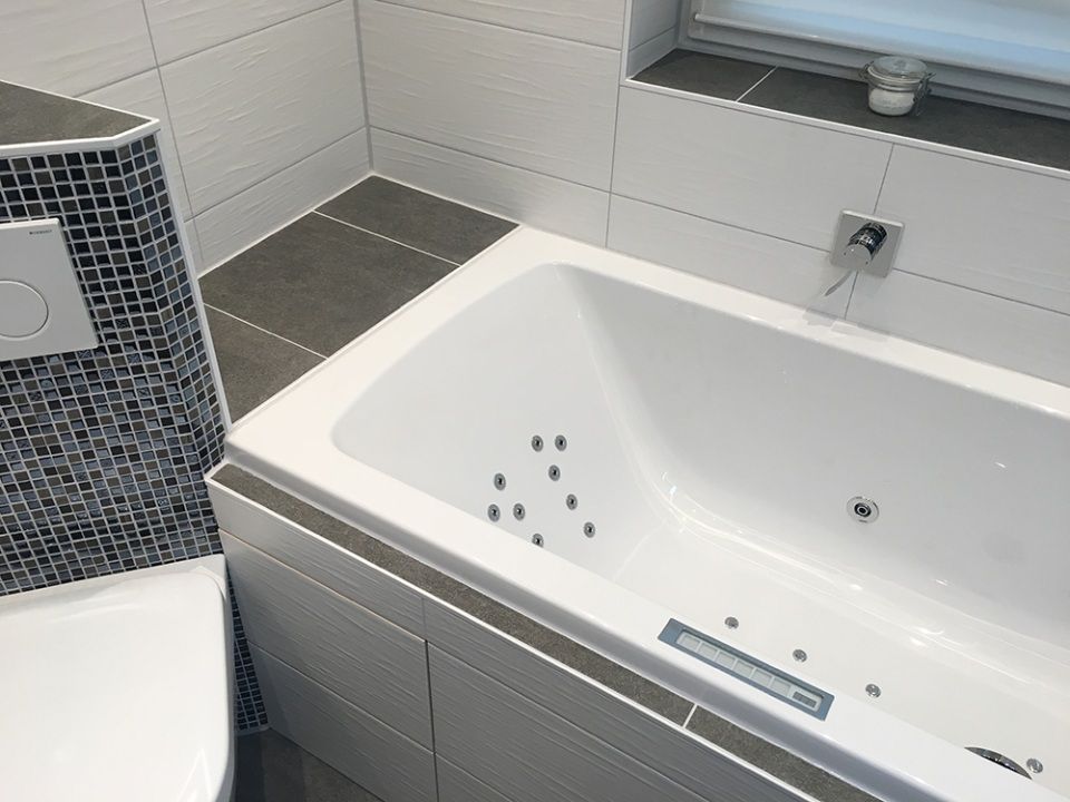 Badewanne mit Massagedüsen