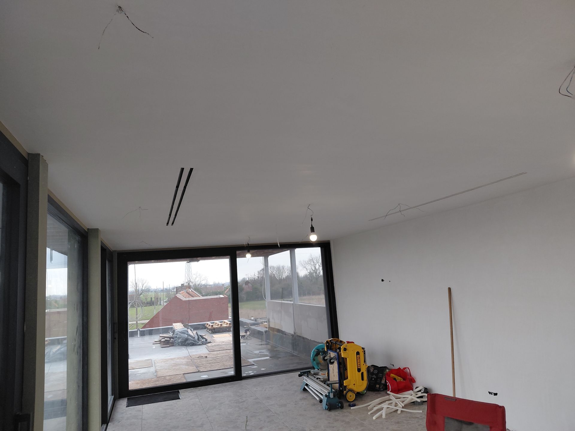 airco installatie kanaal model met spleetroosters in het plafond ingewerkt