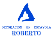 Logotipo en texto azul: "DECORACIÓN EN ESCAYOLA" encima de "ROBERTO", con una forma triangular azul abstracta que se asemeja a una moldura.