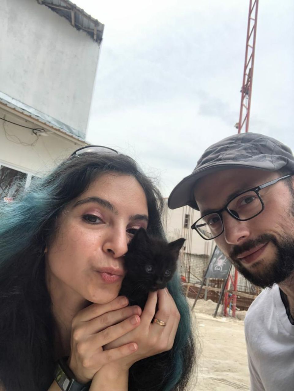 Nihan Tugce Ertuerk mit Kätzchen und einem Mann