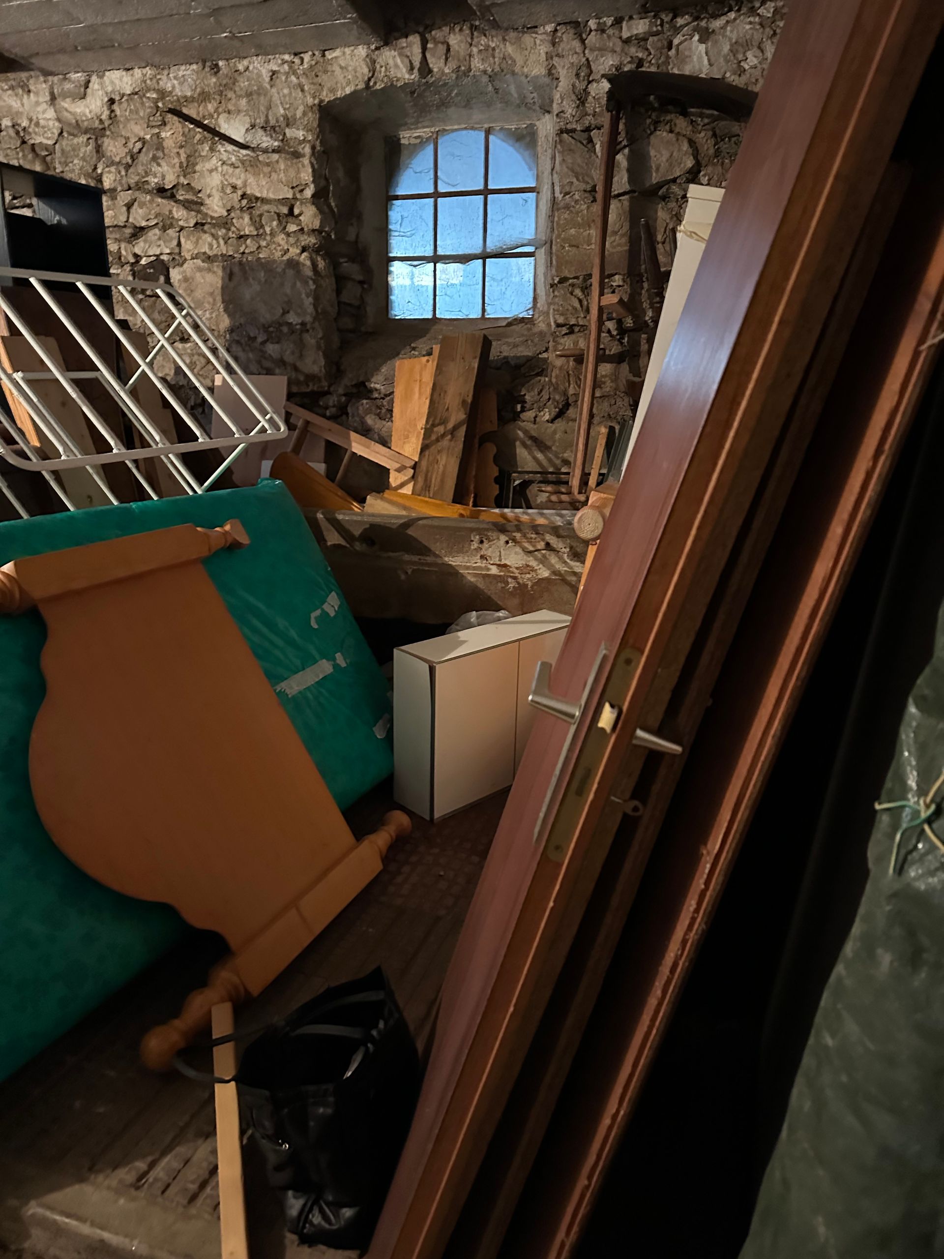 Des meubles et battants de portes en désordre dans une maison