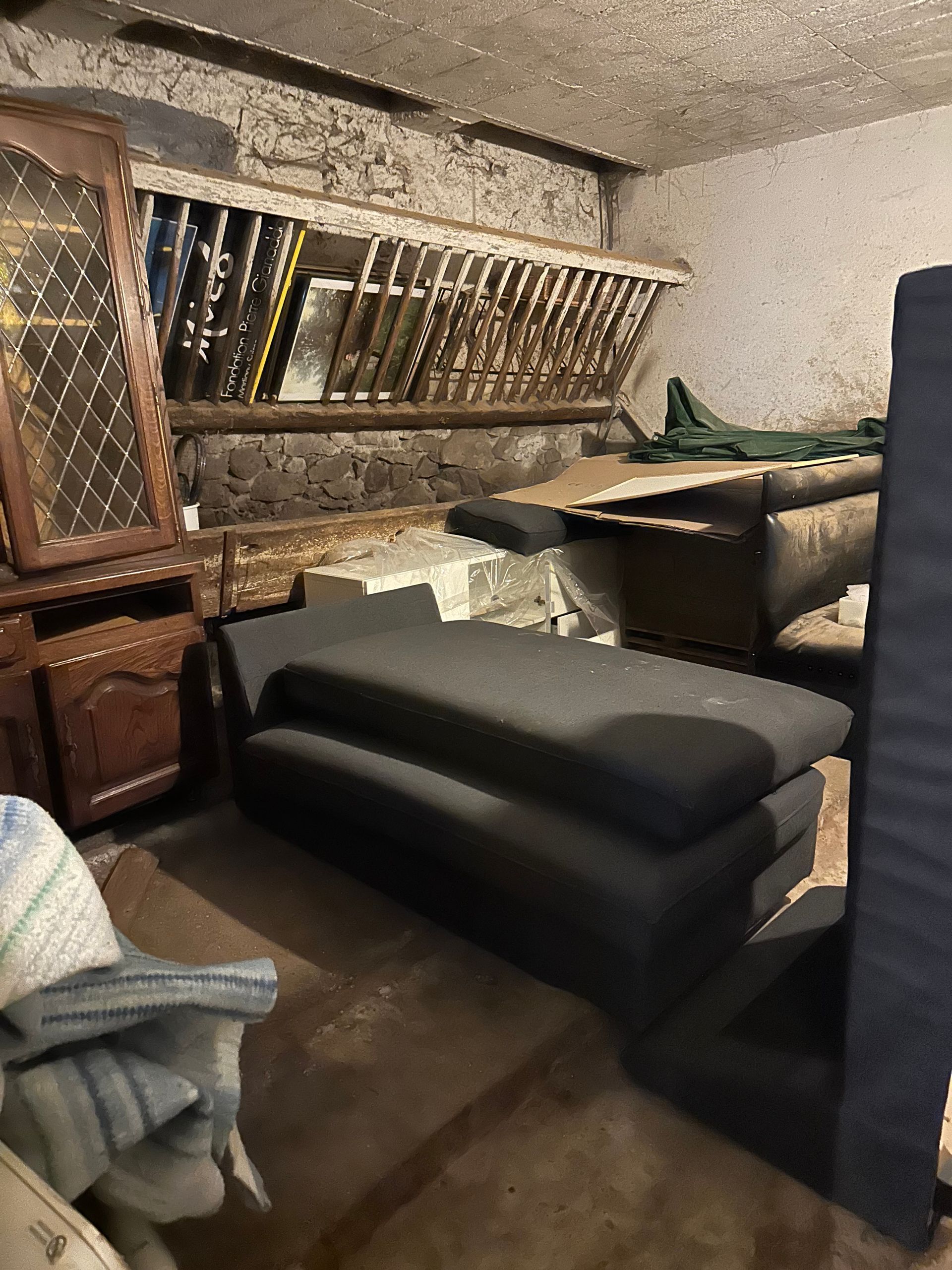 Buffet, banquette et autres meubles en attente de debarras