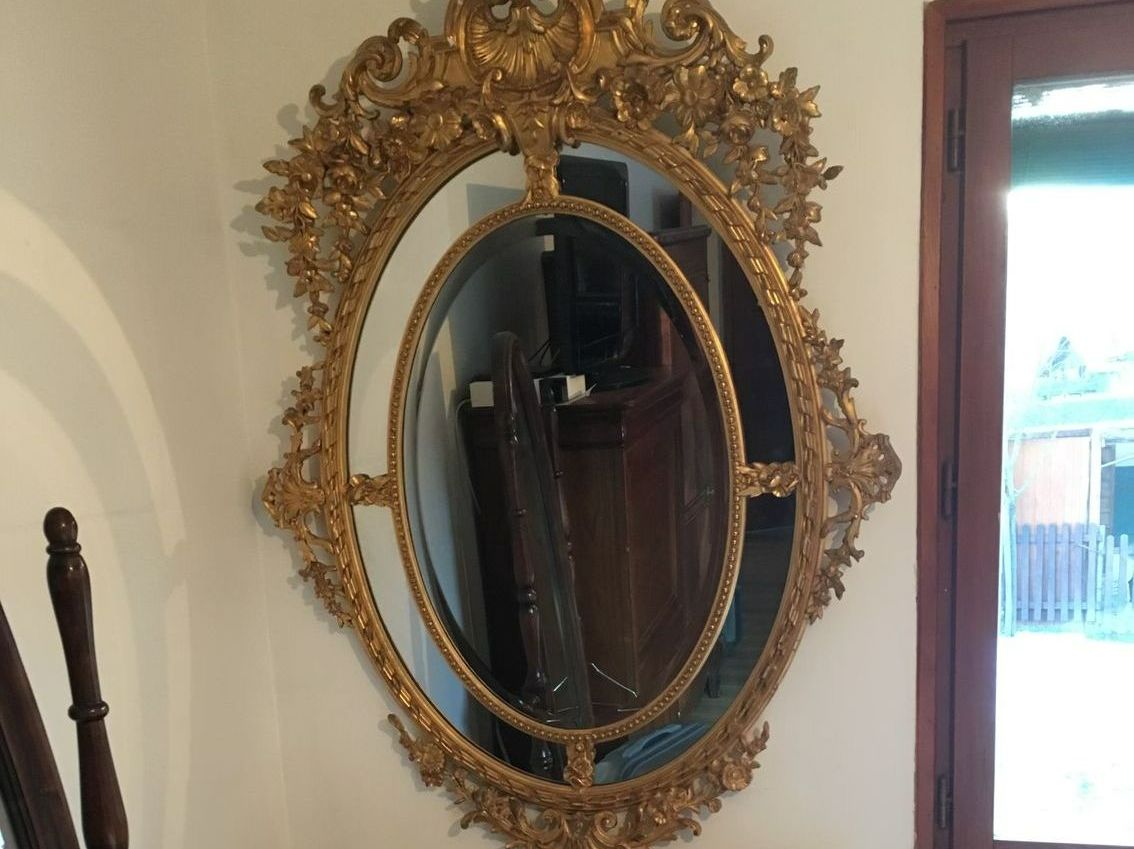 Un miroir ancien accroché, attend estimation