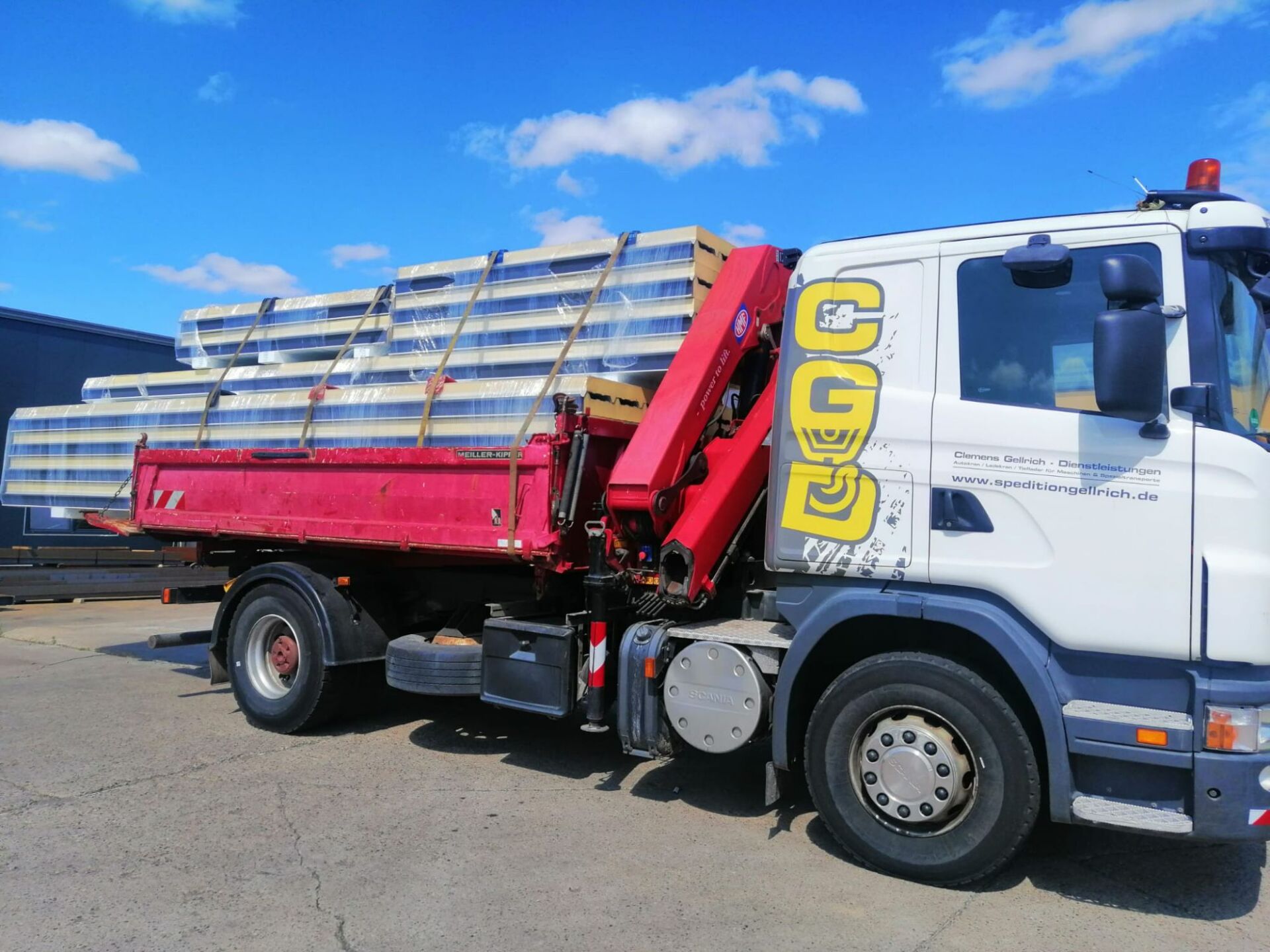 Lastwagen der Firma  C.G.D. Spedition Marlene Löwe