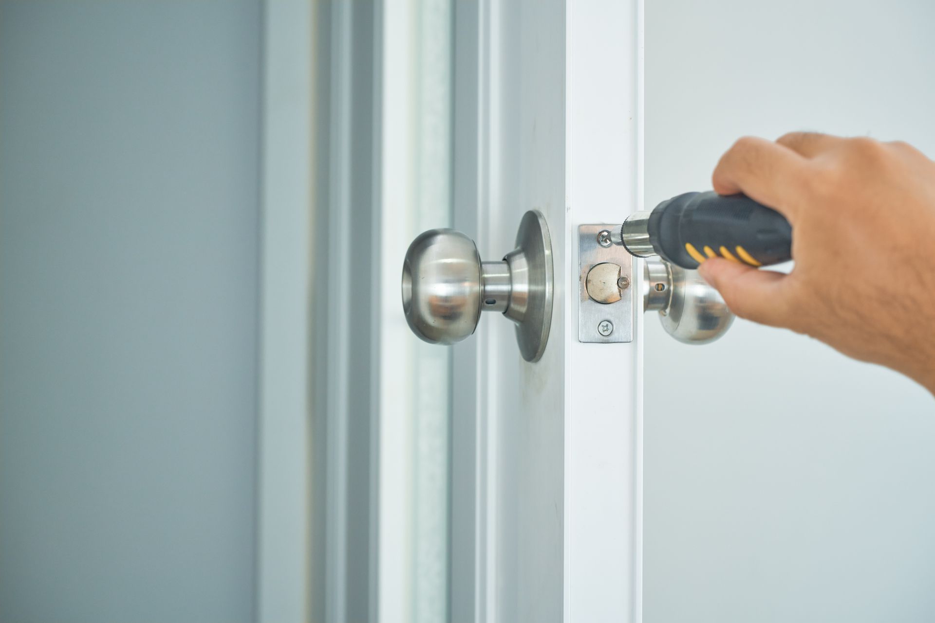 Installation d'une serrure et d'une poignée de porte