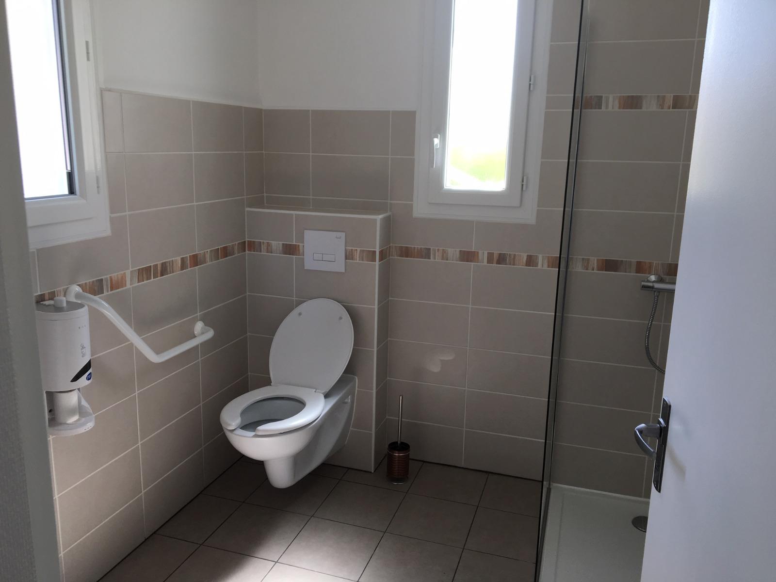 Salle de bains PMR