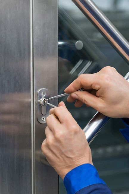 Una persona está usando un destornillador para abrir una puerta.