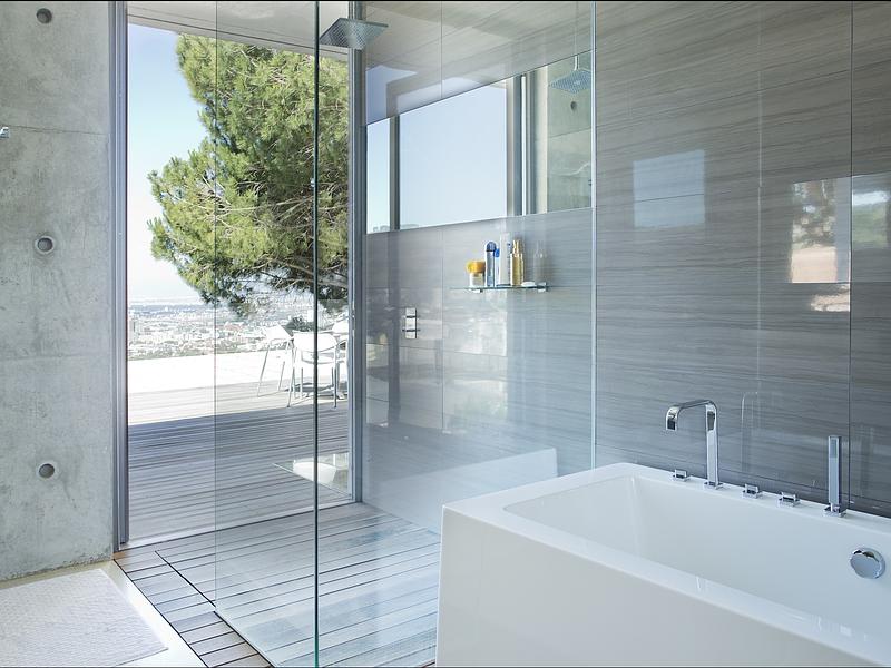Salle de bains blanche avec douche à l'italienne