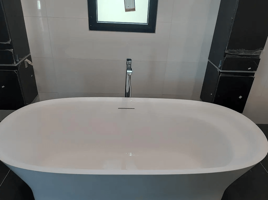 Pose d'une baignoire blanche