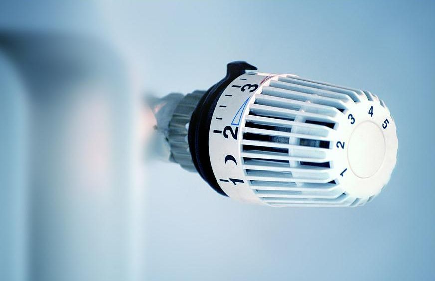 Tête de radiateur pour monter la température