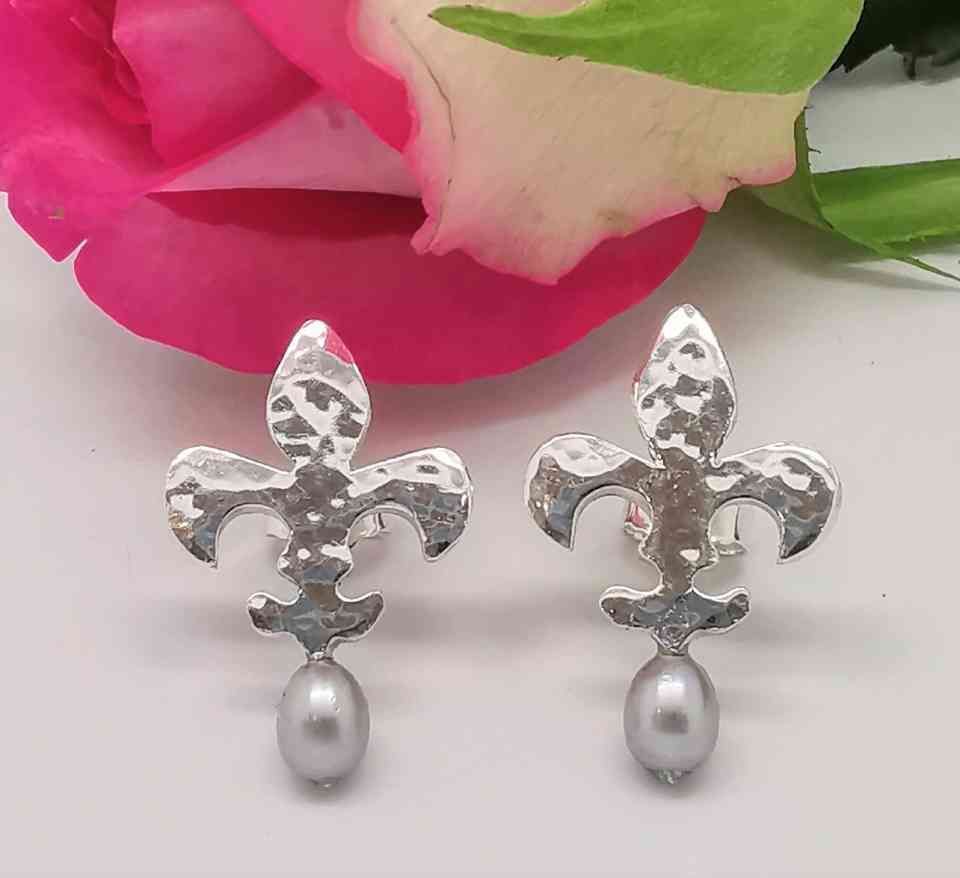 Kreuzförmige Ohrringe mit Perlen