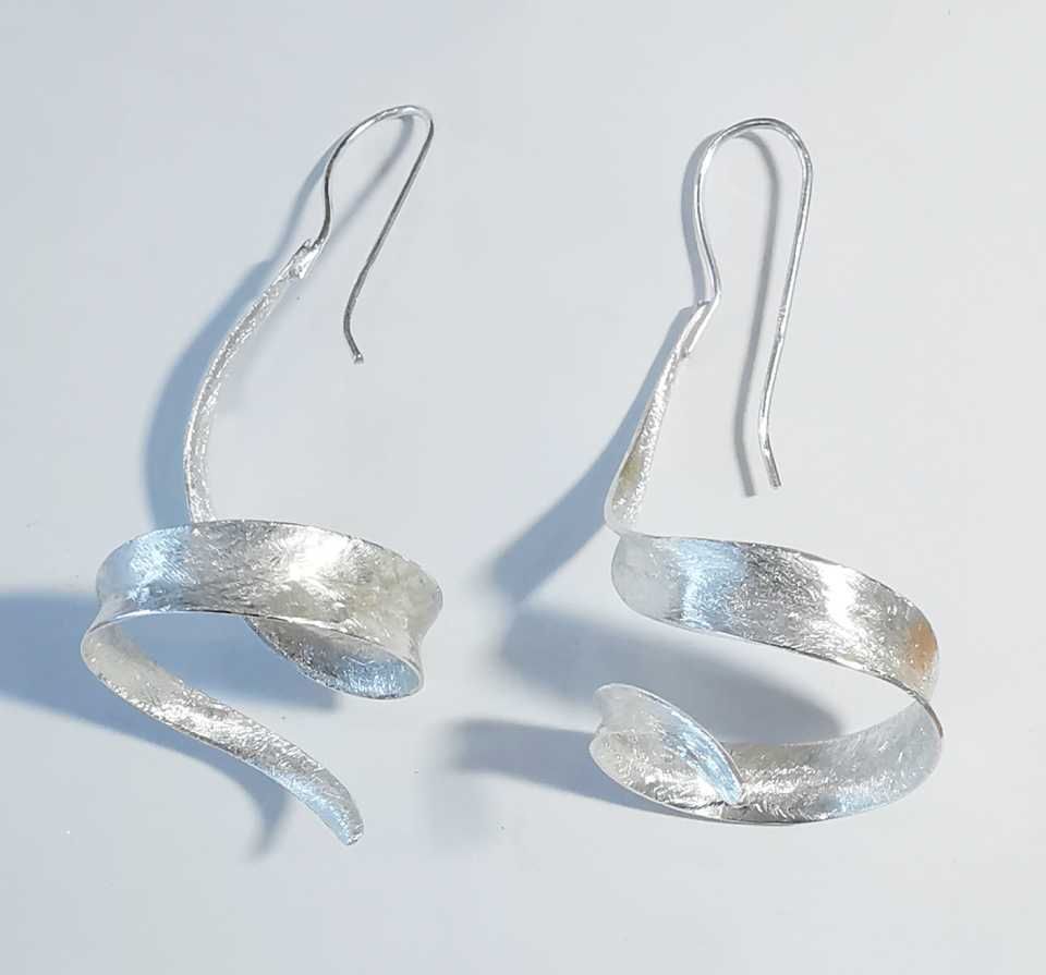 Ohrhänger mit verschnörkeltem Element